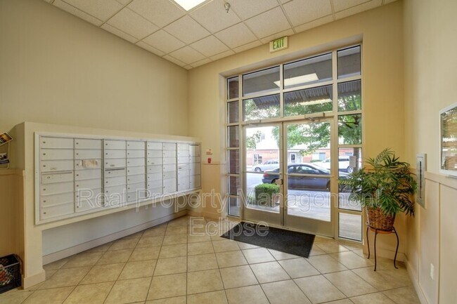 Building Photo - 600 N 85th St