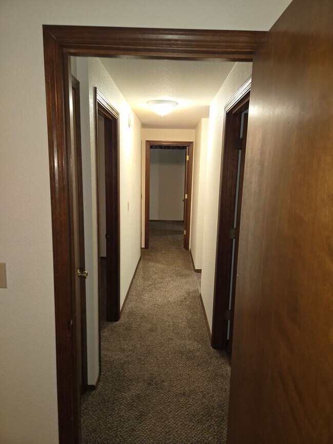 Building Photo - Beautiful Hermiston Home offers a perfect balance of comfort and convenience