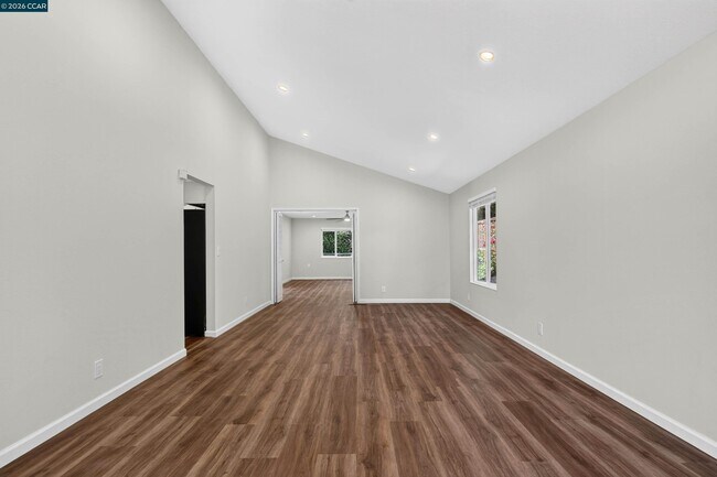 Building Photo - 121 Violet Rd