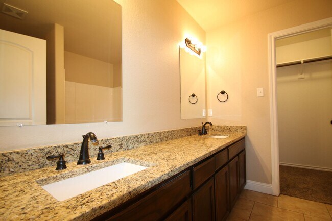 Building Photo - Move In Ready | 3BR/2BA Weatherford Town Home with Granite Countertops, Luxury Plank Floors & App...
