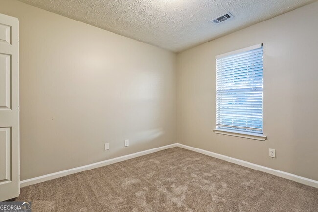 Building Photo - 429 Village Cir