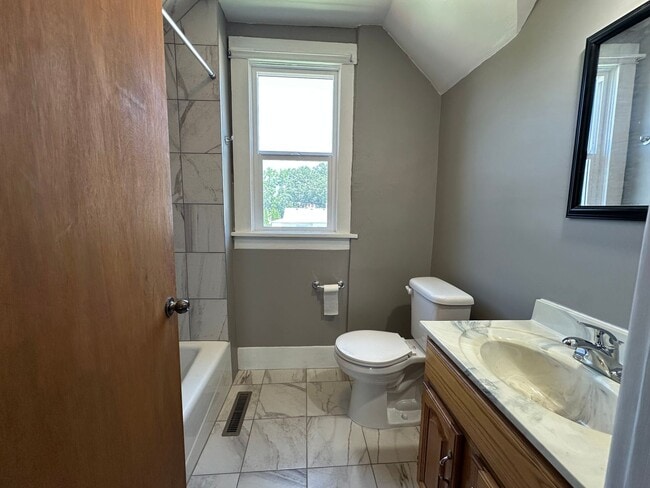 Building Photo - Charming 3 bedroom house $1125