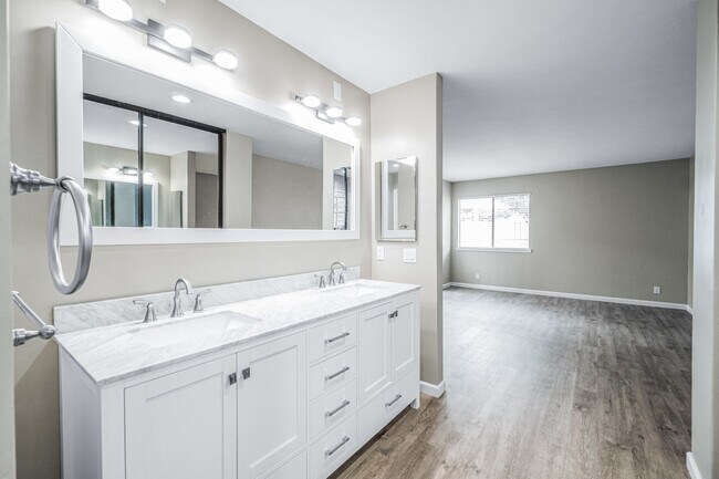 Building Photo - San Diego Desirable Del Cerro - Two Weeks Free - 3 bed / 2 bath Attached Home w Garage, Patio, an...