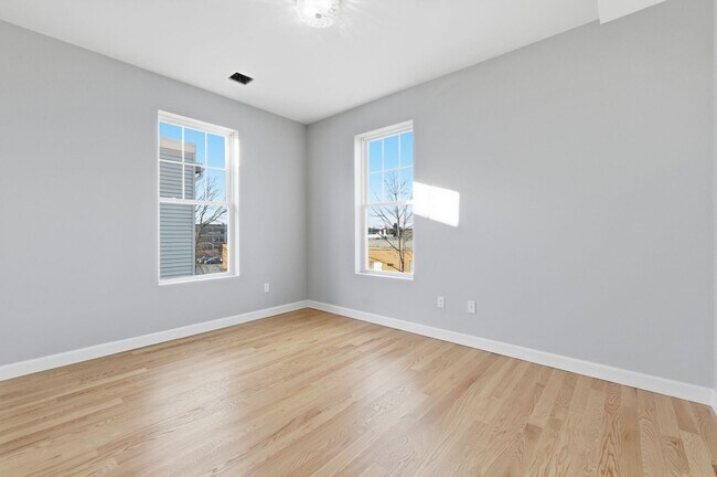 Building Photo - 19 Simon St