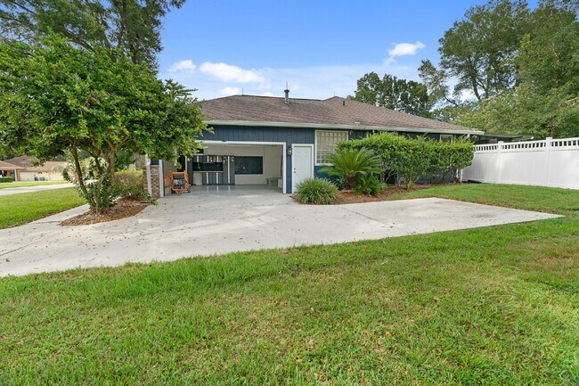 Building Photo - **Available February 2026***Welcome Home :: 3/2 with oversized fenced backyard in Indian Pines!