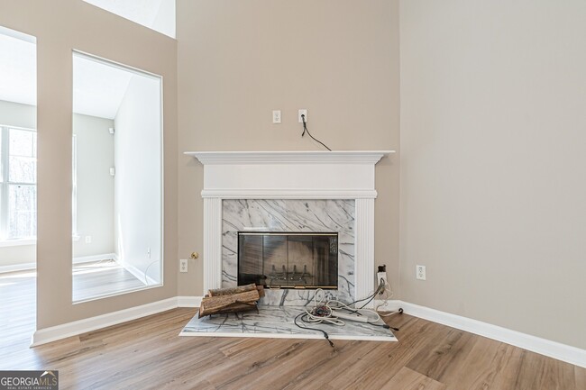 Building Photo - 5755 Lakeview Cir