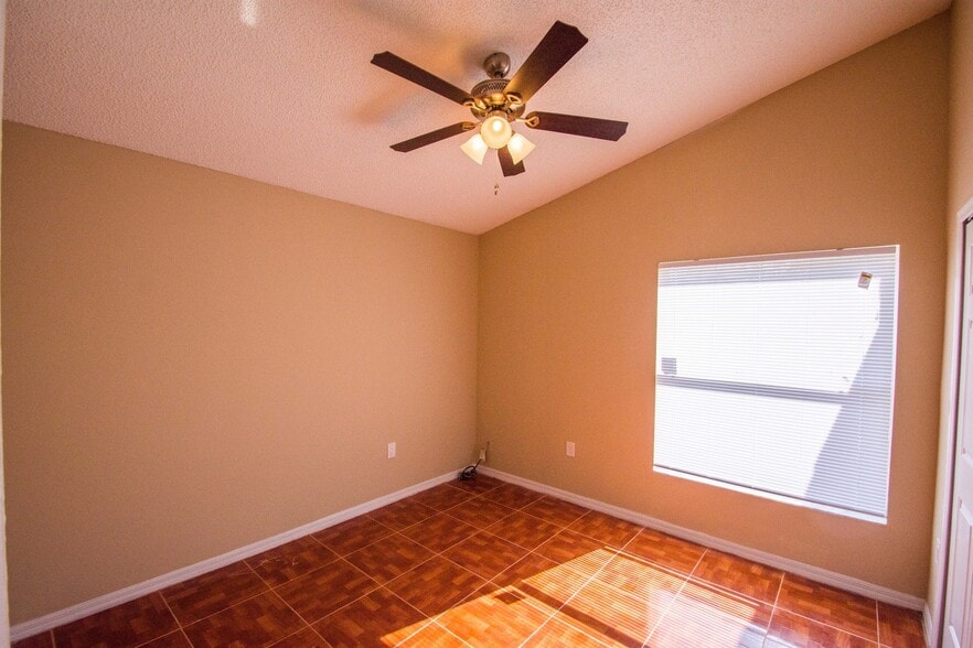 Building Photo - 3 Bed 2 Bath Home with Stainless Steel Appliances Near Poinciana Pkwy!