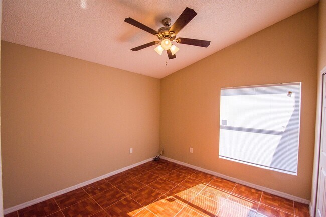 Building Photo - 3 Bed 2 Bath Home with Stainless Steel App...