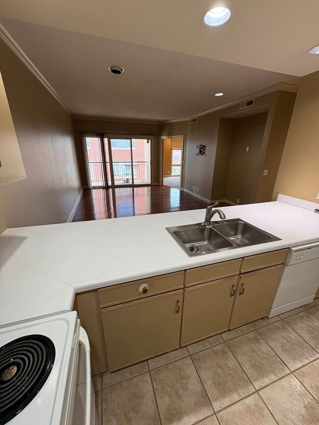 Building Photo - Plaza Pavilion 1 Bed / 1 Bath Condo | HOA w/Most Utilities Included | Garage Parking & Balcony