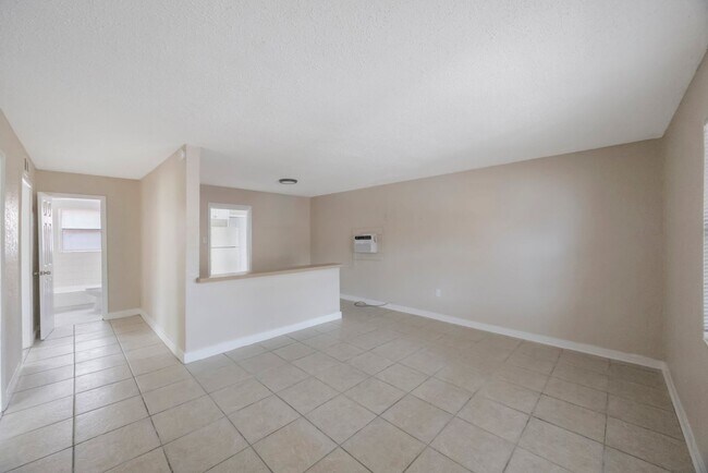 Building Photo - 1116 Upton Ct S