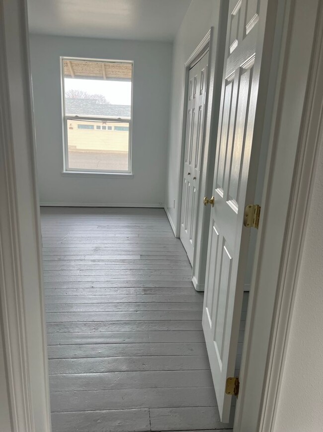 Building Photo - 2 bedrooms with bonus room!