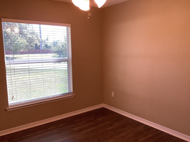 Building Photo - 2207 Golden Ivy Way