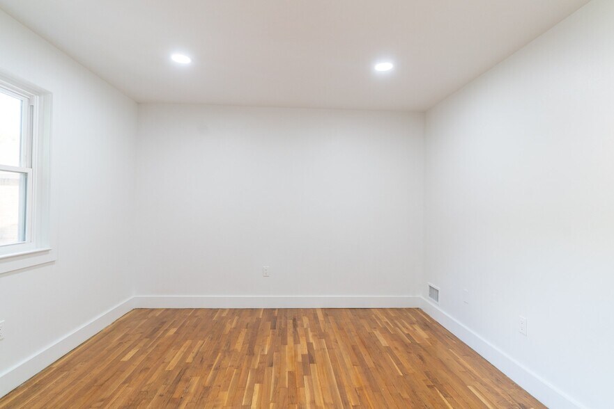 Building Photo - 500 Adams Ln