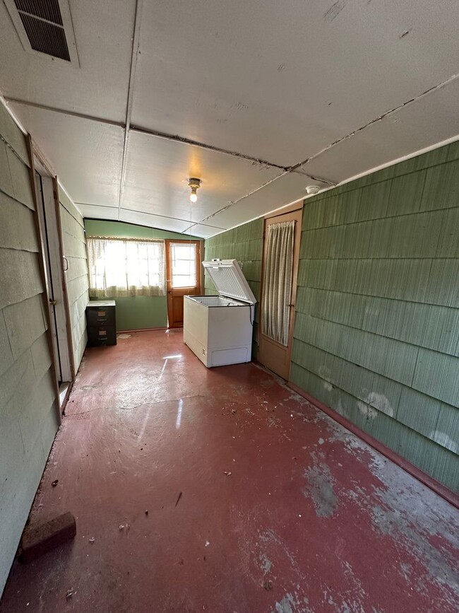 Building Photo - ZERO ENTRY! 2bed/1bath In Beatrice, NE