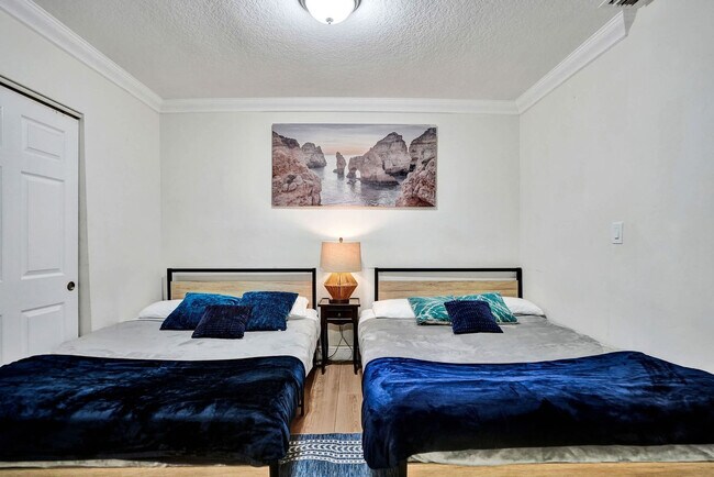 Building Photo - 5415 Harrison St