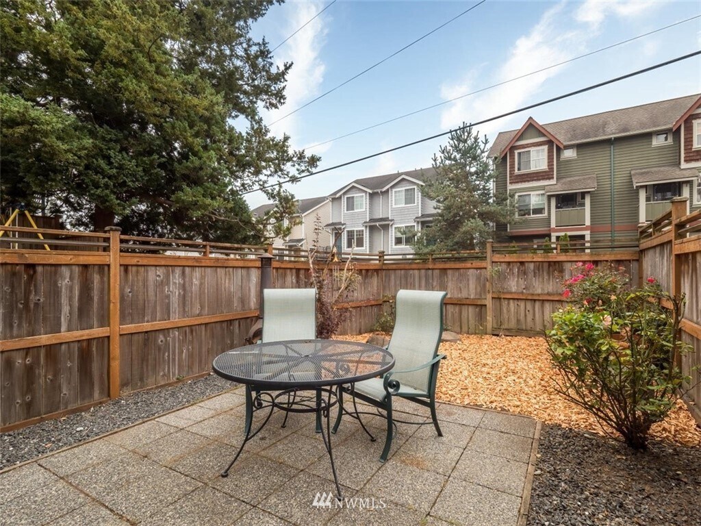 Outdoor - 740 N 94th St