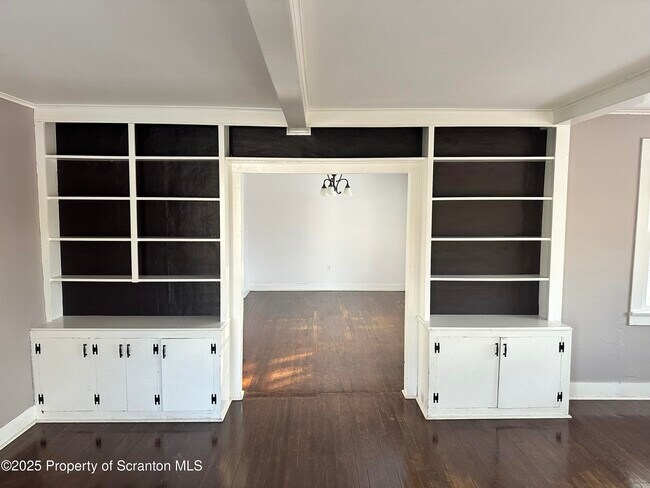 Building Photo - 1108 N Abington Rd