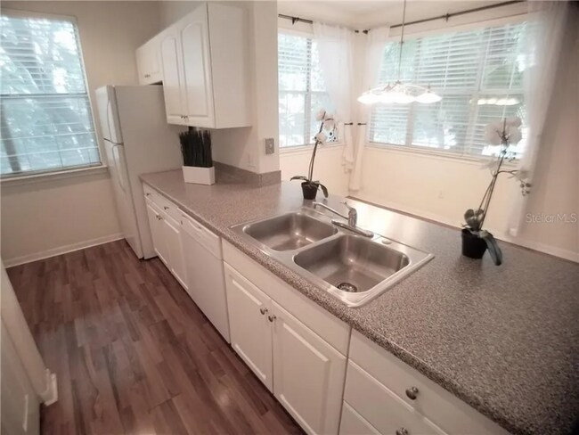 Building Photo - 860 N Orange Ave