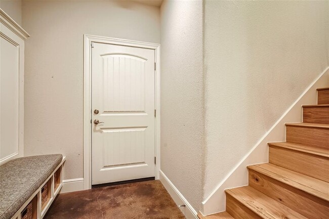 Building Photo - 21825 Briarcliff Dr