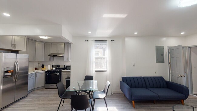 Building Photo - Queen room in 4-bed/2.0-bath Home
