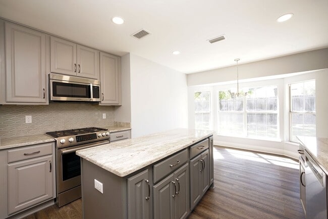 Building Photo - Spacious 5-Bedroom Home in Gated Parkwood ...