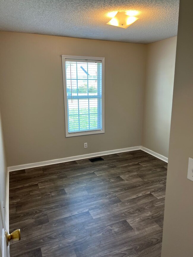 Building Photo - Newly Renovated 3 Bed Home Rent Ready