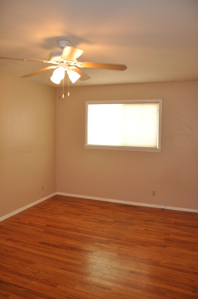 Building Photo - 2401 Thomas Ave