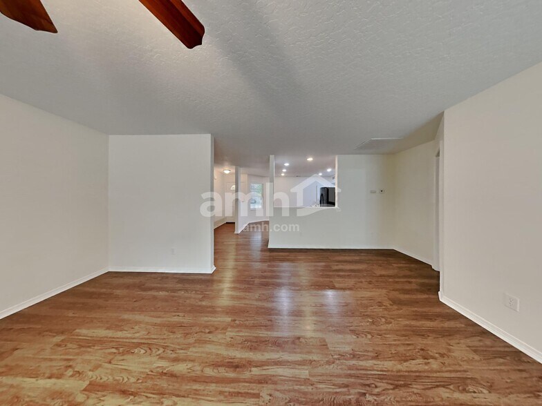 Building Photo - 2612 N Kristy Ave