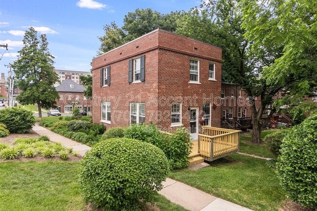 Building Photo - 1020 S Barton St