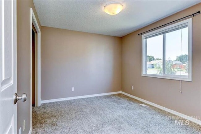 Building Photo - 4 Bedroom 2 Bath with RV Parking 2 Car Gar...