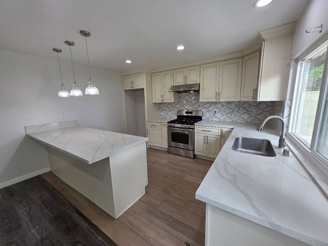 Building Photo - SPACIOUS 4BD/2BA WITH GARAGE, LAUNDRY AND ...
