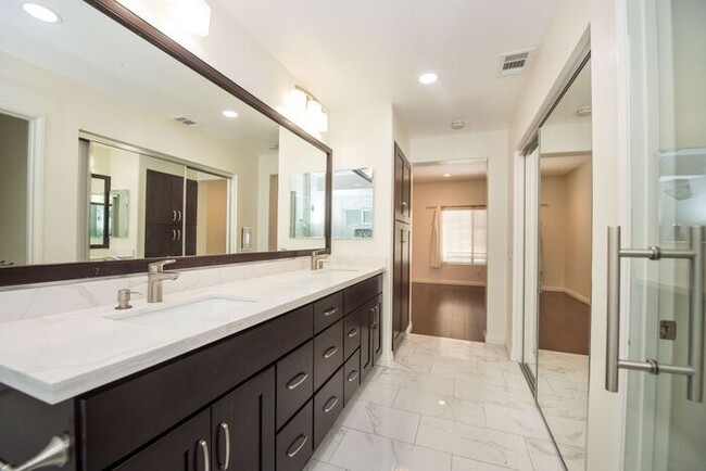 Building Photo - Anaheim Hills Beauty