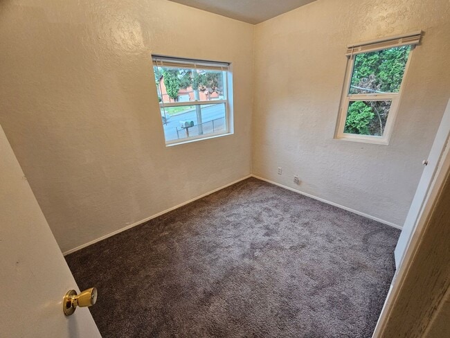 Building Photo - 2 bedroom with fully fenced yard in bremer...