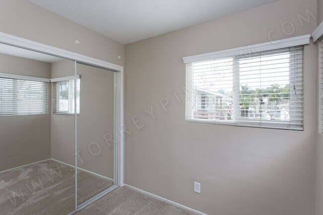 Building Photo - Upstairs 2BR/2BA in North Pacific Beach wi...