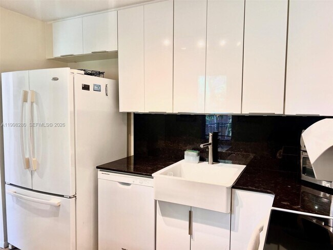 Building Photo - 2841 Somerset Dr