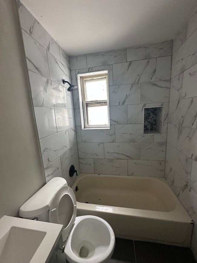 Building Photo - 4 bed, 2 full bath rowhome