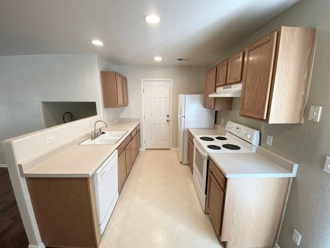 Building Photo - Beautiful South Lakewood Home with Updates, Space & Convenience! Available 8/10/2026