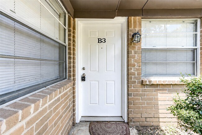 Building Photo - 212 Quaker Dr