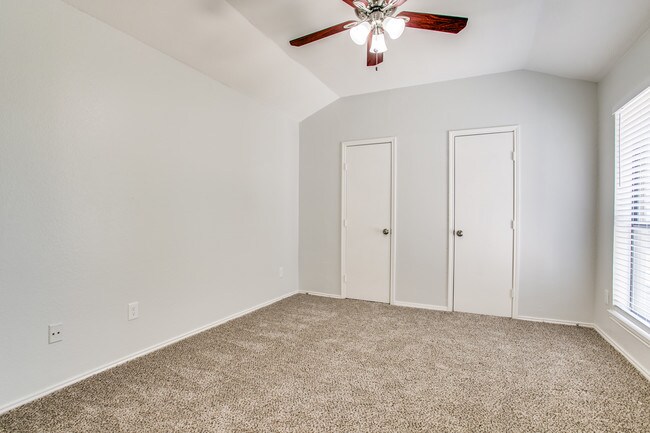 Building Photo - 3200 Meadow Park Dr