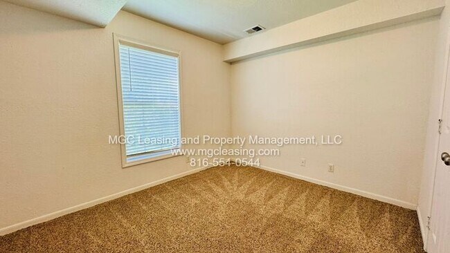 Building Photo - 3 bedroom Duplex with unique floor plan in...