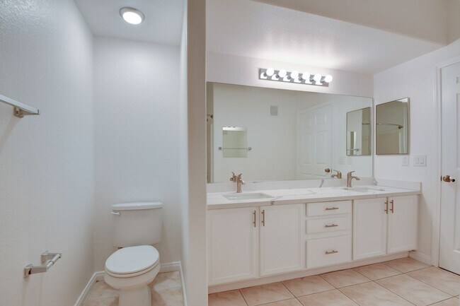Building Photo - Beautiful 2BR / 2BA Renovated / Modern Con...