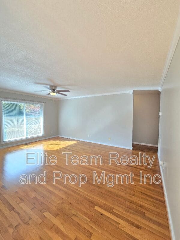 Building Photo - 910 Holly Dr