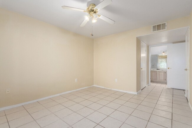 Building Photo - First Floor Condo 2-Bedrooms 2-Bathrooms!