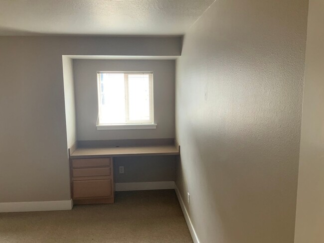 Building Photo - 5 Bedroom Duplex in University Area