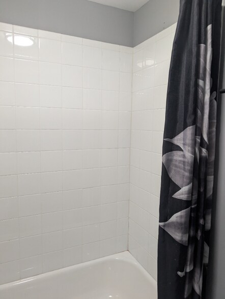 Building Photo - 1221 S Avers Ave