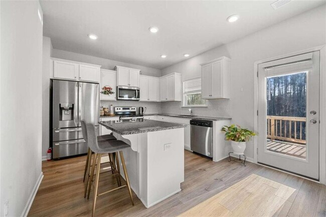 Building Photo - 925 Lakehaven Ln