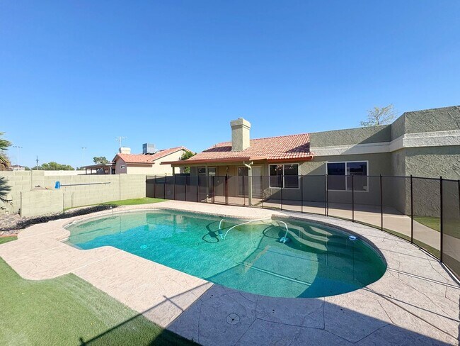 Building Photo - Spacious 4 Bedroom Pool Home in Quiet Cul De Sac