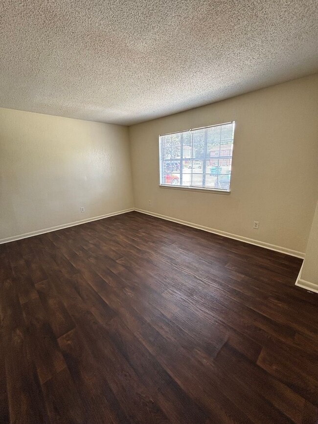 Building Photo - RG-139 Valencia Dr.