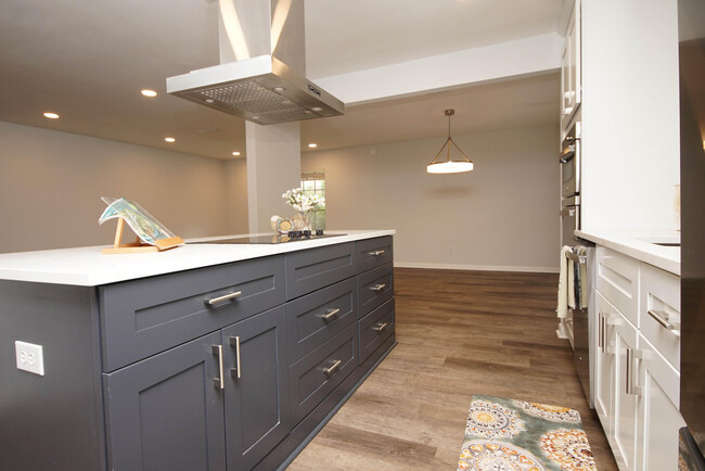 Building Photo - 596 L'Ombre Ct NE