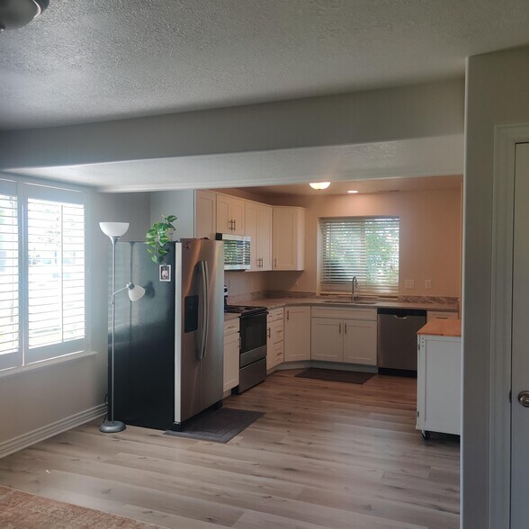 Kitchen/dining area - 1898 W Clark Ln